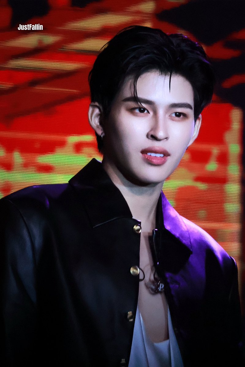 JustFallin tweet media