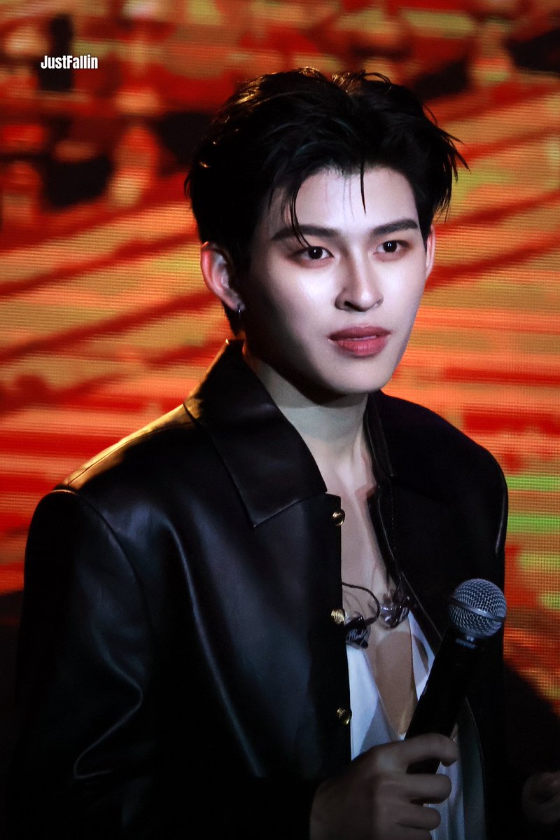 JustFallin tweet media