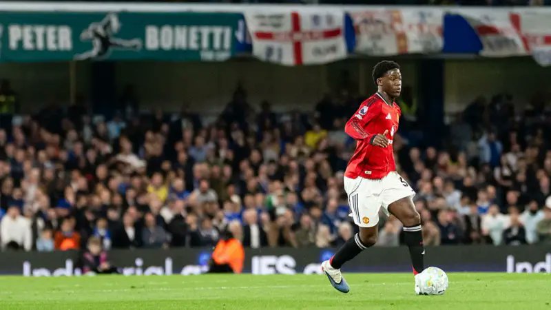 JoeSeward1's tweet image. RESULTS DRIVEN GAME 
Chelsea 0-1 Man Utd.
United are ten points clear of Chelsea whose chances of getting fifth are slim. We are four points behind Liverpool who've a game in hand.
Chelsea 4 Premier League defeats in a row without scoring. 

#RoseniorOut
#ChelseaFC 
#Chelsea