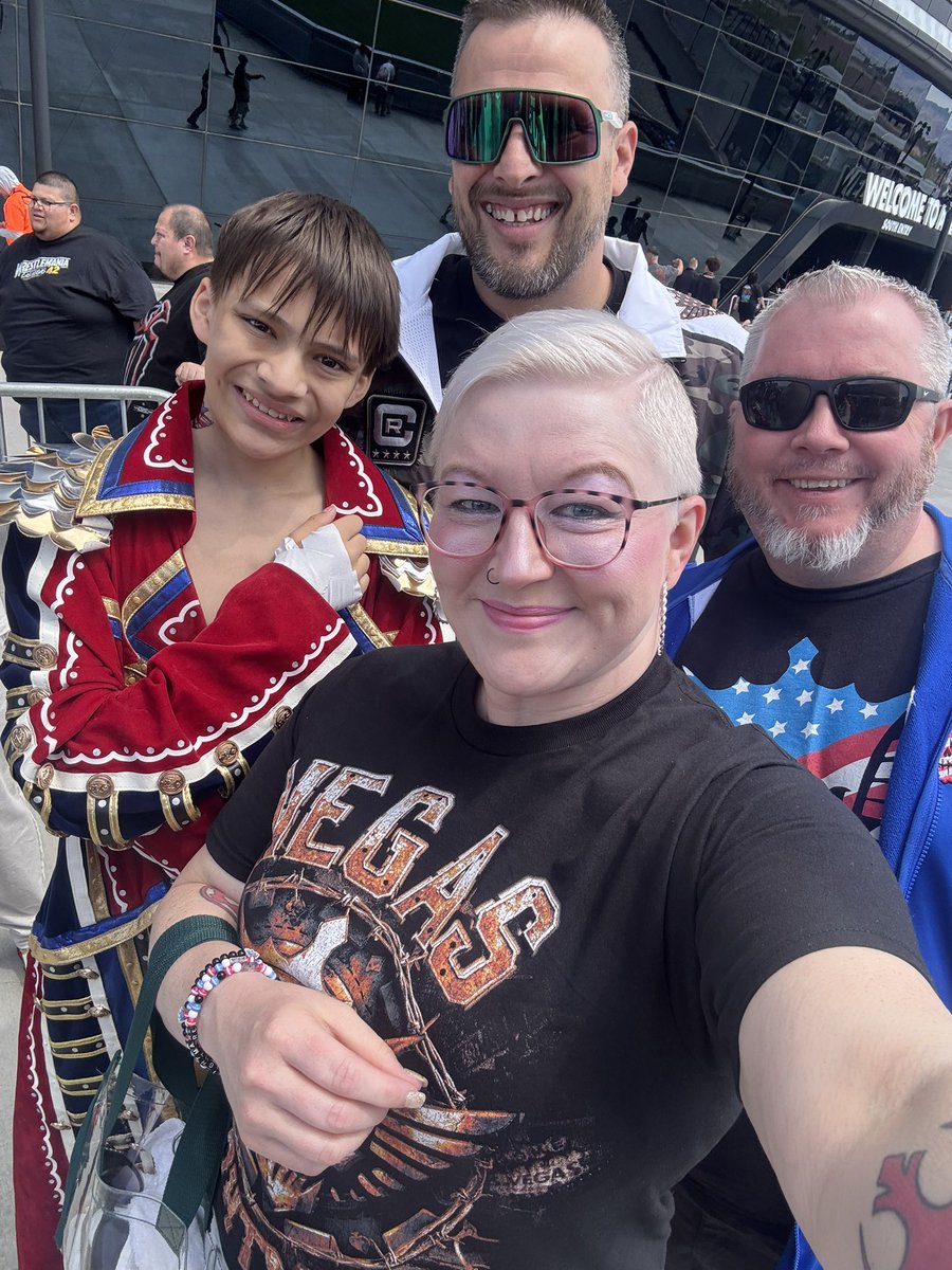 ooberfan's tweet image. Into the stadium and #nightmarefamily all getting our weight belts! ❤️🤍💙 #Wrestlemania - @Aberna16Matthew @CastagnaTiffany 

📷: @CastagnaTiffany