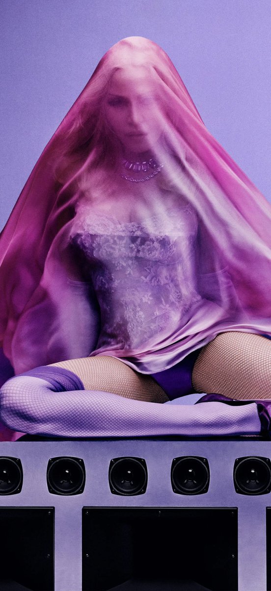 Estoy muy grande como para hacer el ridículo… 

Estoy muy grande como para hacer el ridículo y que me importe lo que piensen de mí. 

Madre @madonna me lo enseñó