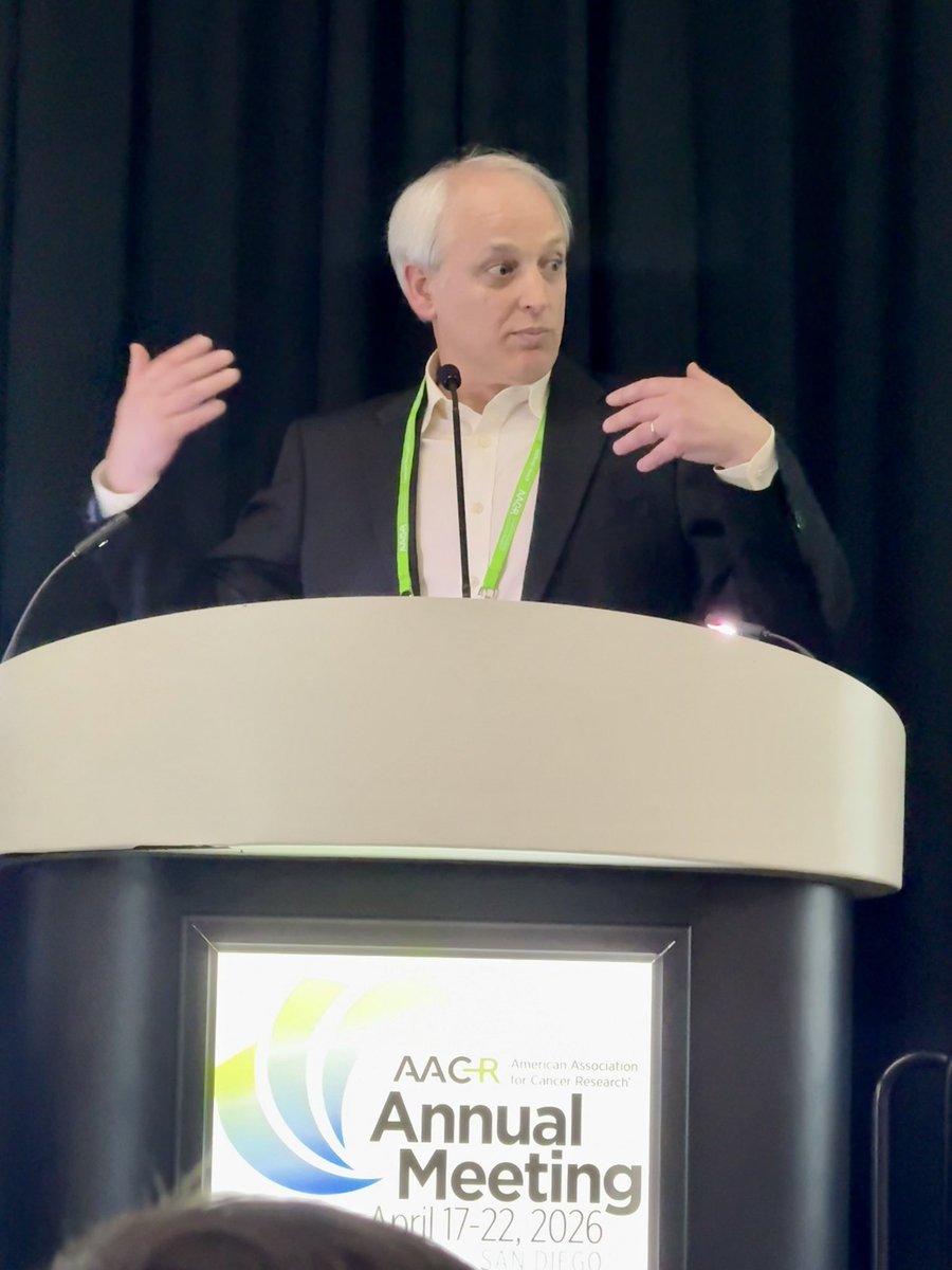 YaleCancer's tweet image. .@JeffTownsend led a discussion of #epistasis and #cancer evolution #AACR26
Dr. Townsend shared his research on smoking-driven gene–environment interactions in #lungcancer, illustrating how epistasis can reveal more predictive, evolution-aware cancer treatment strategies. @AACR