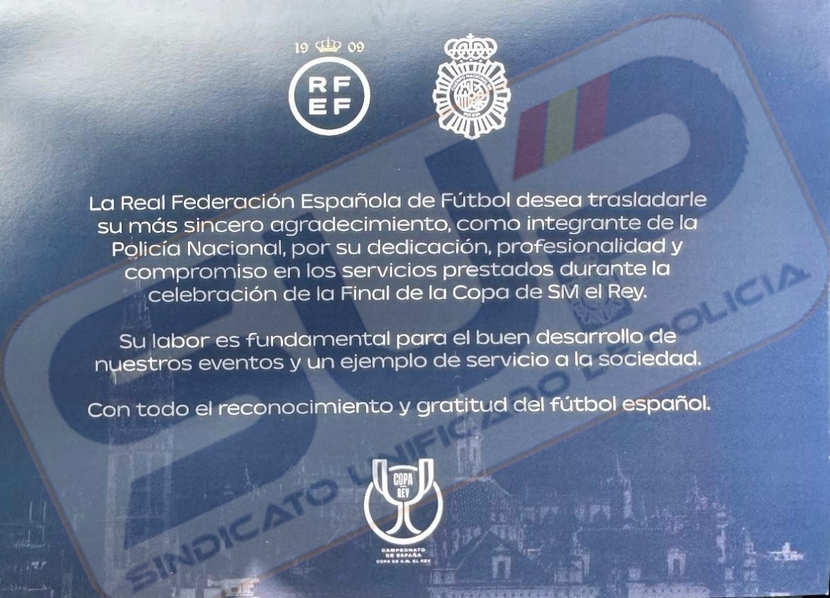 Años reivindicando en las finales de #CopaDelRey dan sus frutos.
La <a href="/rfef/">RFEF</a> nos ha escuchado y por fin entrega a los <a href="/policia/">Policía Nacional</a> un avituallamiento digno, nada que ver al de años anteriores.
En nombre de nuestros compañeros de #UIP, se lo agradecemos.
#FuerzaHonorYProtección⚔️🦁🛡️🇪🇸