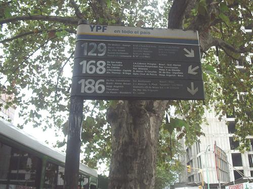 Parada bien noventosa que siguió en pie hasta 2010 sobre la Avenida Almirante Brown. Aún figuraba la 186.