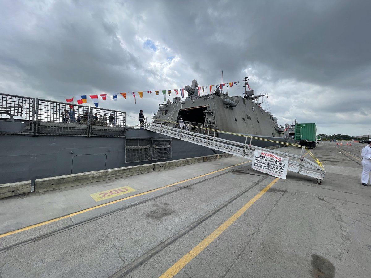 Mkellytx2's tweet image. More of the Minneapolis St. Paul.  Great crew, very proud of their ship and eager to brag on her.  Great experience!  

Bravo Zulu!

#HoustonFleetWeek #Navy #Houston