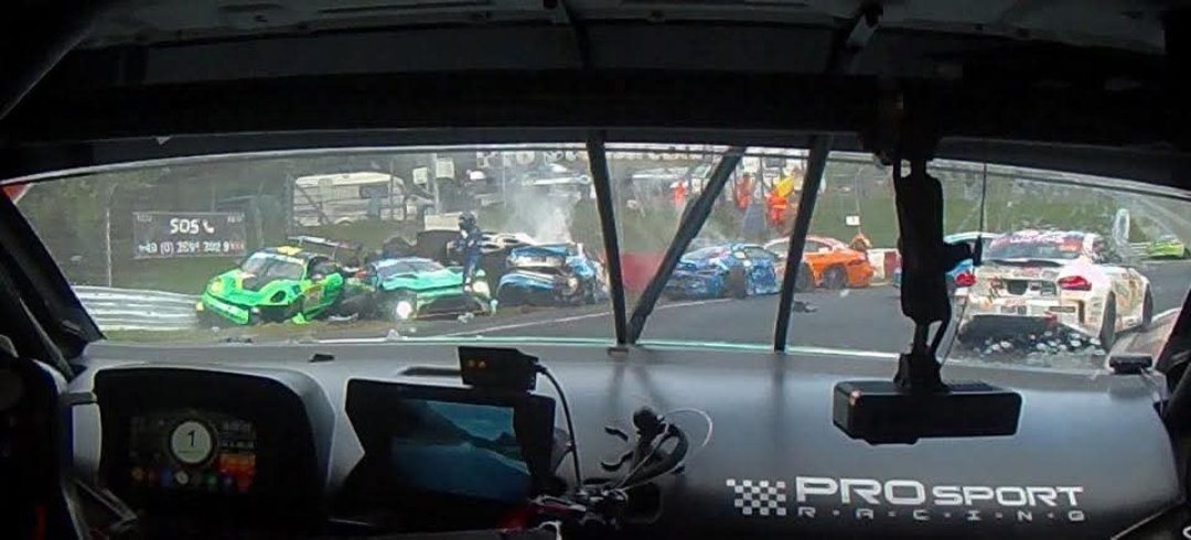 FormulaDirecta's tweet photo. 🚨 Suspendida la clasificación para las 24 Horas de Nurburgring por un aparatoso accidente en el que se han visto involucrados 7 coches

🙏 Ojalá estén todos bien.

#NLS #NLS4 https://t.co/8fgBUY4TMh
