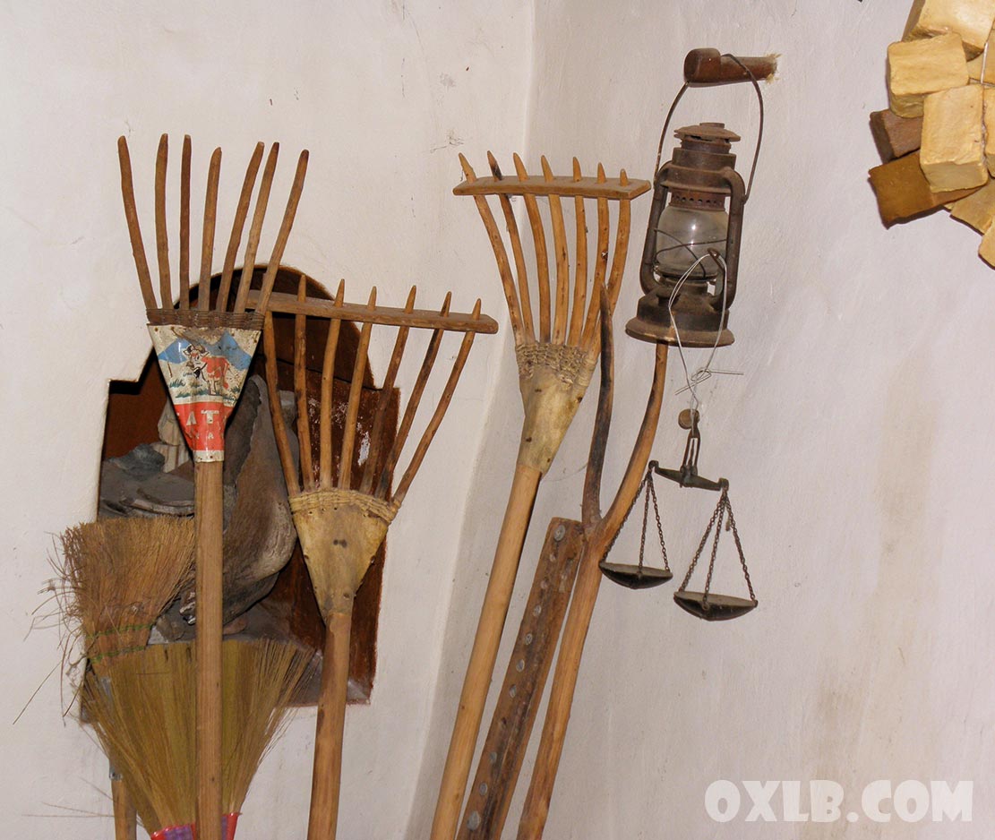 onefineart's tweet image. Photos I took around a house in Gharzouz... New Videos: youtube.com/williammatar I was surprised... everything outside and inside the house is so old... the house is frozen in time, truly... wait for more tomorrow... #old #lebanon