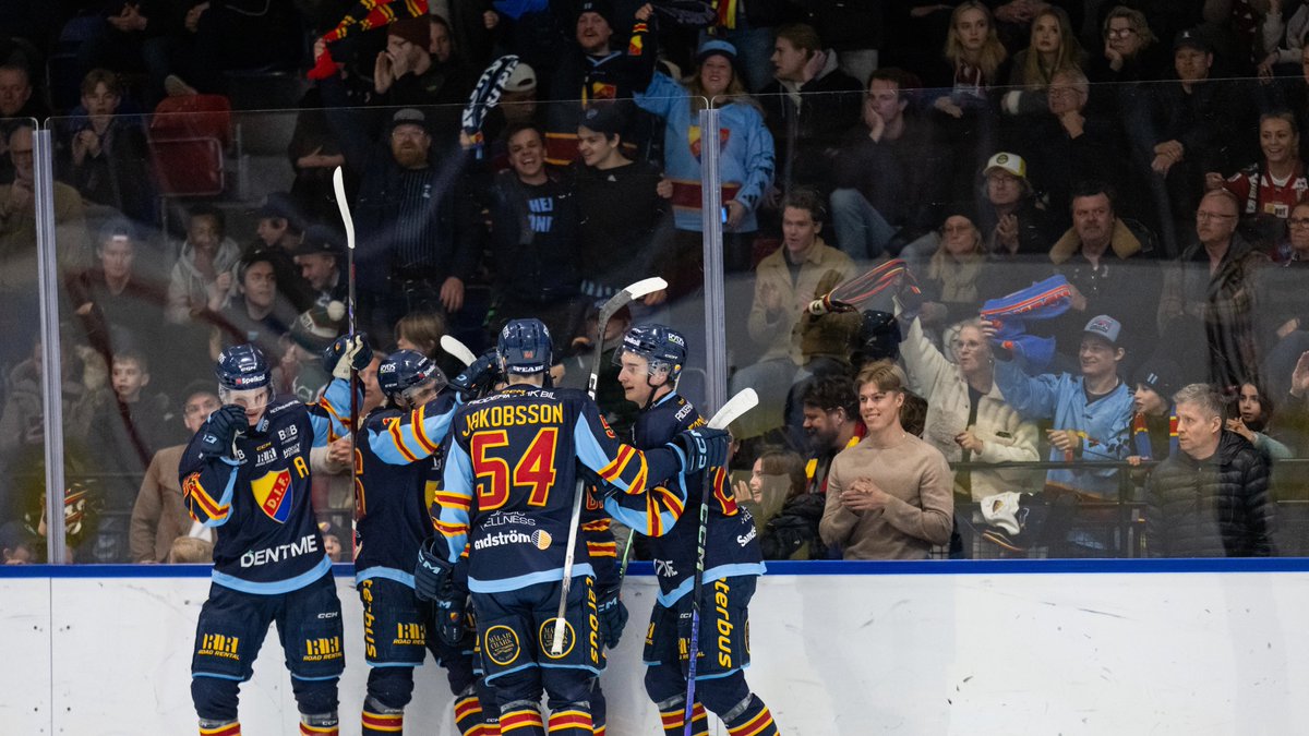 S M - G U L D • T I L L • J 2 0 ! 🏆

Djurgår’n försvarar titeln och tar tidernas sjätte SM-guld på J20-sidan. Framför 1003 åskådare på Stora Mossen kör Stockholmslaget över Frölunda med 7-1, något som betyder 3-0 i matcher.

Grattis, hjältar! 😍

#DIFHockey | #AlltidOavsett