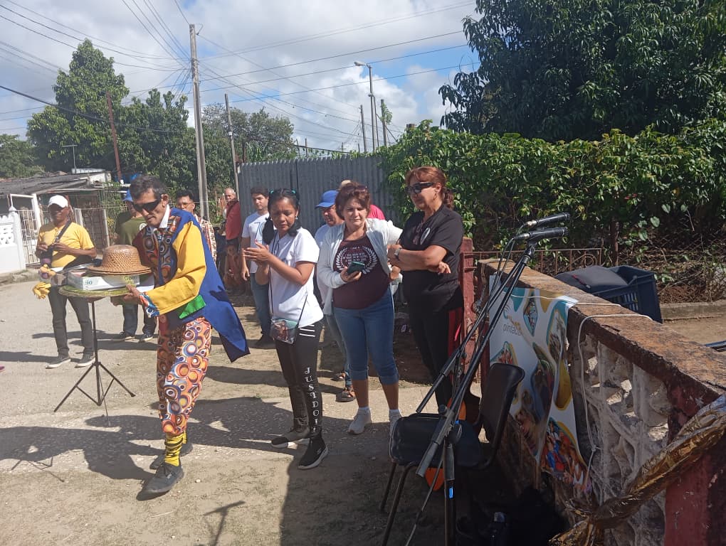 UCLVCU's tweet photo. 🎶 #UCLVibra llevó arte y corazón a la comunidad Camacho Libertad. La @VARELA_FEI_UCLV de la #UCLVnuestra  tomó la calle con poemas, trabalenguas, magia, música infantil y juegos.
 👨‍🔧🥳 Un espacio donde la universidad reafirma su compromiso social. https://t.co/19ymChpnfQ