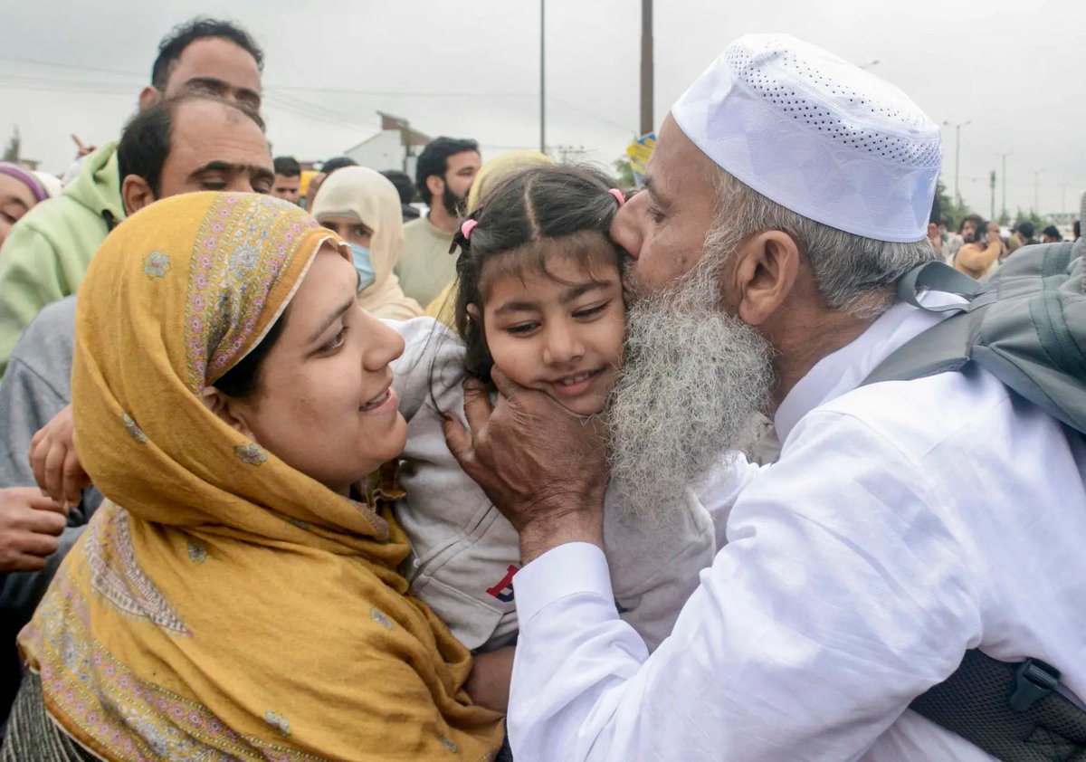 timesofindia's tweet image. #InPics | A Kashmiri Muslim pilgrim waves farewell as she departs from Srinagar for the holy city of Mecca to undertake the annual Hajj pilgrimage, marking the beginning of a deeply spiritual journey. 

#Hajj #Hajj2026 #Kashmir #Srinagar