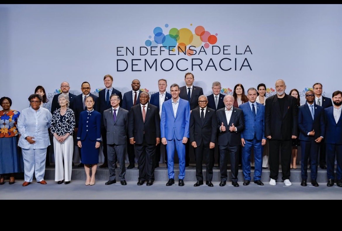 EmbaGuate_Es's tweet photo. 🇬🇹🇪🇸Guatemala participó en la IV Reunión en Defensa de la Democracia en Barcelona,un foro de alto nivel para dialogar sobre los desafíos a la seguridad democrática y al multilateralismo.Guatemala reafirmó su compromiso con el orden democrático, paz y la cooperación internacional. https://t.co/hsIDkcTJgJ