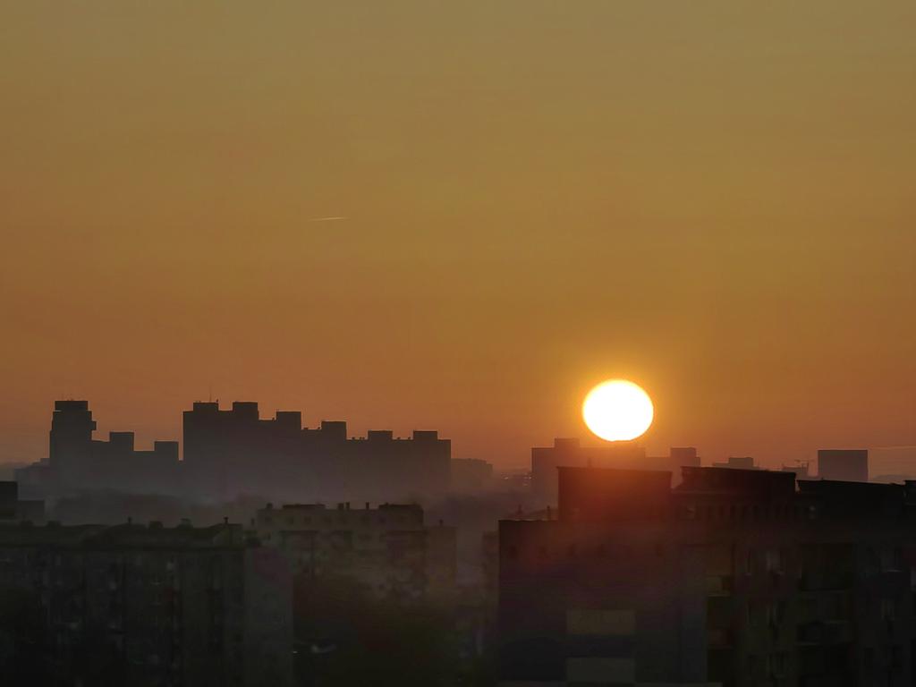pawelekg's tweet image. Łódzkie Stonehenge znowu dało znać o sobie wczesnym rankiem. Wschód Słońca dzisiaj nad Manhattanem w Łodzi i panorama miasta o świcie. :) Today Saturday early morning sunrise over Łódź city in clear pretty skies. Our city #photography #sunrisephotography #cityscape 📷🌇😊🧡💙
