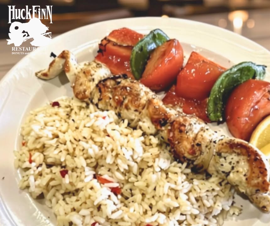 HFRestaurant's tweet image. Take a guilt-free trip to Flavor Town with our Chicken Shish-Ka-Bob! 
Served with rice, it's full of taste you won't want to miss. At Huck Finn Restaurants, good, old-fashioned service meets great cooking &amp;amp; quality food. 

#Breakfast #Lunch #Dinner #HuckFinnRestaurant