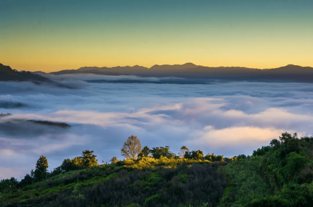 qibbzjb's tweet image. Sunrise hike to Table Mountain! Sweaty legs, crisp air, and a view that made every step worth it.  #Wanderlust #MountainMagic