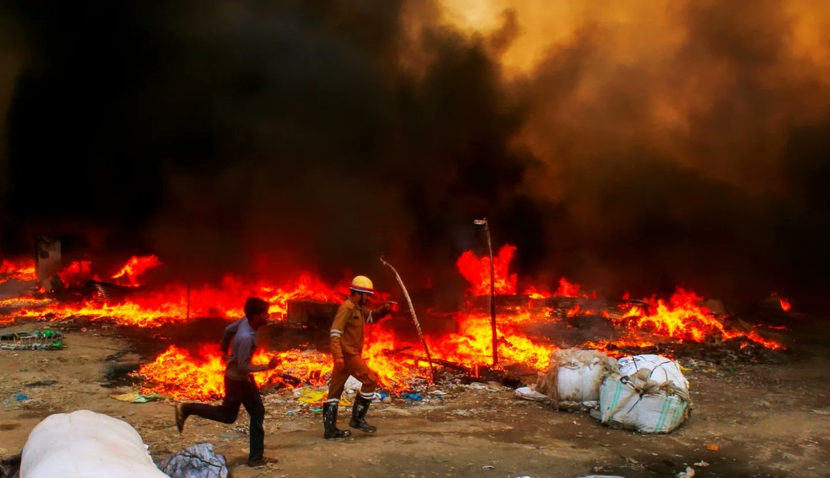 nitinkumar400's tweet photo. गाजियाबाद के कनावनी गांव स्थित झुग्गियों में लगी आग।
#ghaziabad #fire https://t.co/hGQA3u1jQQ
