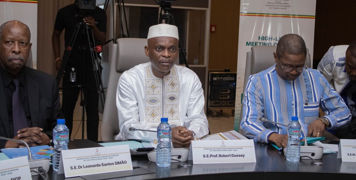 aboubacarybarma's tweet image. La rencontre s'est tenue en présence des chefs de diplomatie des pays membres de l’Alliance des États du #Sahel #Faso #Mali #Niger, du Président Commission 
#Ecowas_Cedeao, Dr #Omar_Touray, le #RSSG_Unowas, et l’envoyé Spécial de la CEDEAO pour l’#AES, Mr #Lansana_Kouyaté
#Togo