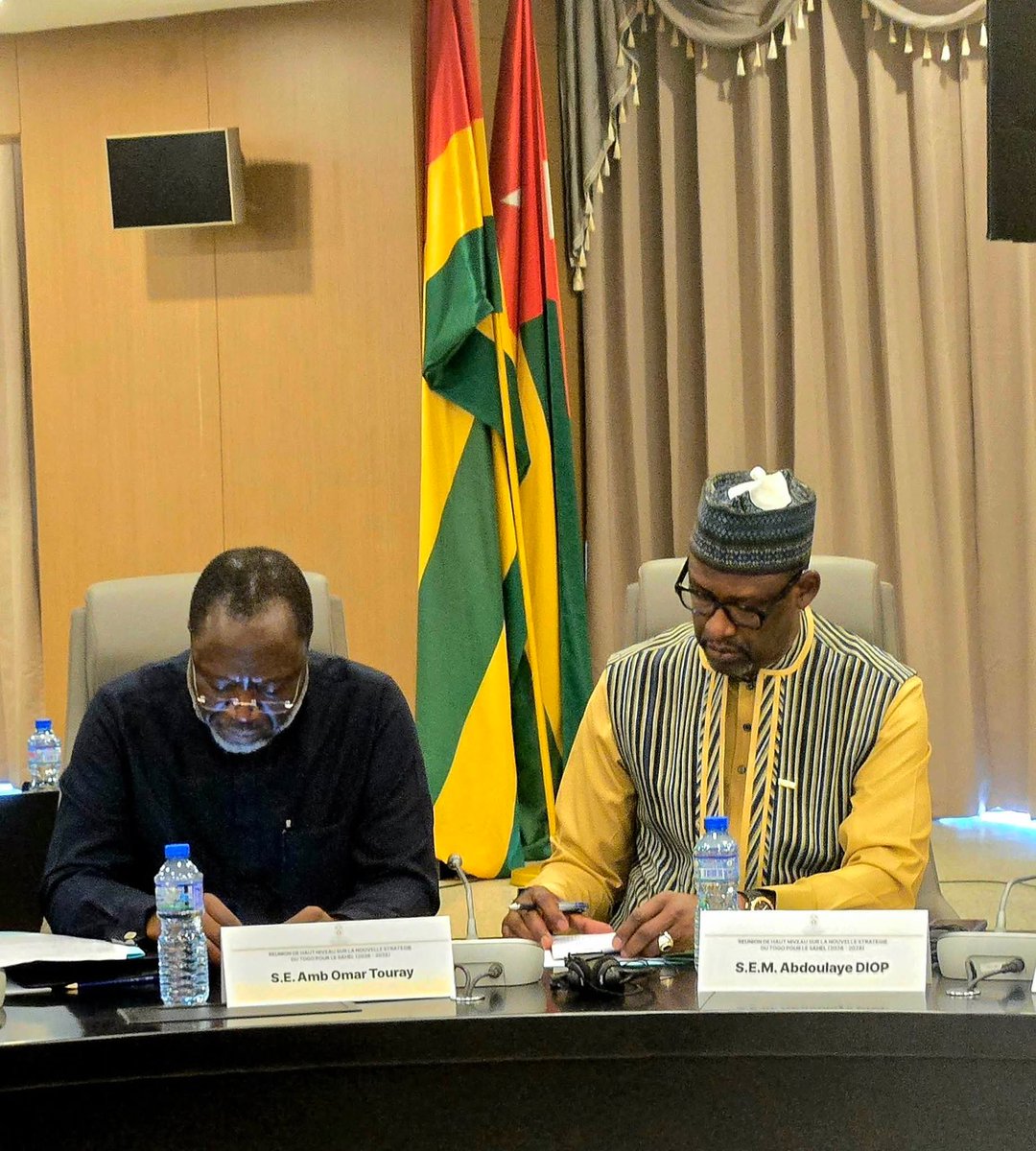 aboubacarybarma's tweet image. La rencontre s'est tenue en présence des chefs de diplomatie des pays membres de l’Alliance des États du #Sahel #Faso #Mali #Niger, du Président Commission 
#Ecowas_Cedeao, Dr #Omar_Touray, le #RSSG_Unowas, et l’envoyé Spécial de la CEDEAO pour l’#AES, Mr #Lansana_Kouyaté
#Togo