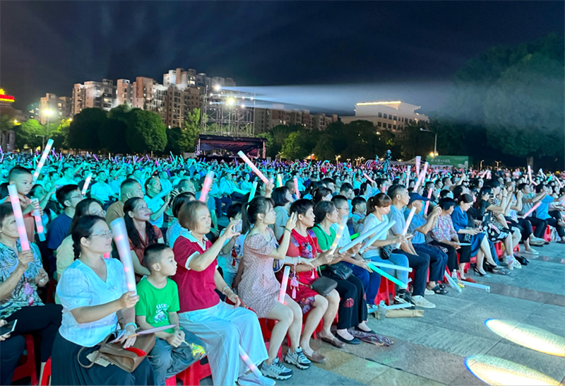 Furkan1565767's tweet image. Catch tonight’s live show—vibrant lights, raw talent, unmissable energy! Grab your spot now  #LivePerformance #MustSee