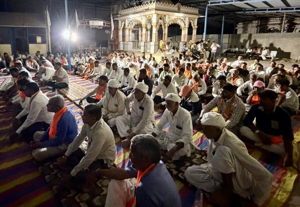 વિરોચનનગર જિલ્લા પંચાયત સીટના ભાજપના ઉમેદવાર શ્રીમતી હંસાબેન હસમુખભાઈ જાદવના ચૂંટણી પ્રચાર અંતર્ગત બકરાણા મુકામે સીટના મુખ્ય પદાધિકારીઓ, કાર્યકર્તાઓ તેમજ આગેવાનો સાથે આયોજિત બેઠકમાં ચૂંટણીલક્ષી વિસ્તૃત ચર્ચા વિચારણા કરી.

બેઠક દરમિયાન કાર્યકર્તાઓને વધુ સક્રિય બનીને દરેક મતદાતા