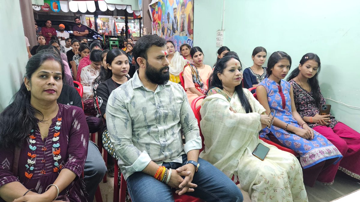 rameshwar4111's tweet photo. हुजूर विधानसभा के मुखर्जी नगर कोलार में बहनों ने सामूहिक रूप से आज माननीय प्रधानमंत्री श्री @narendramodi जी के संबोधन को सुना। https://t.co/NP6o2MDlA8