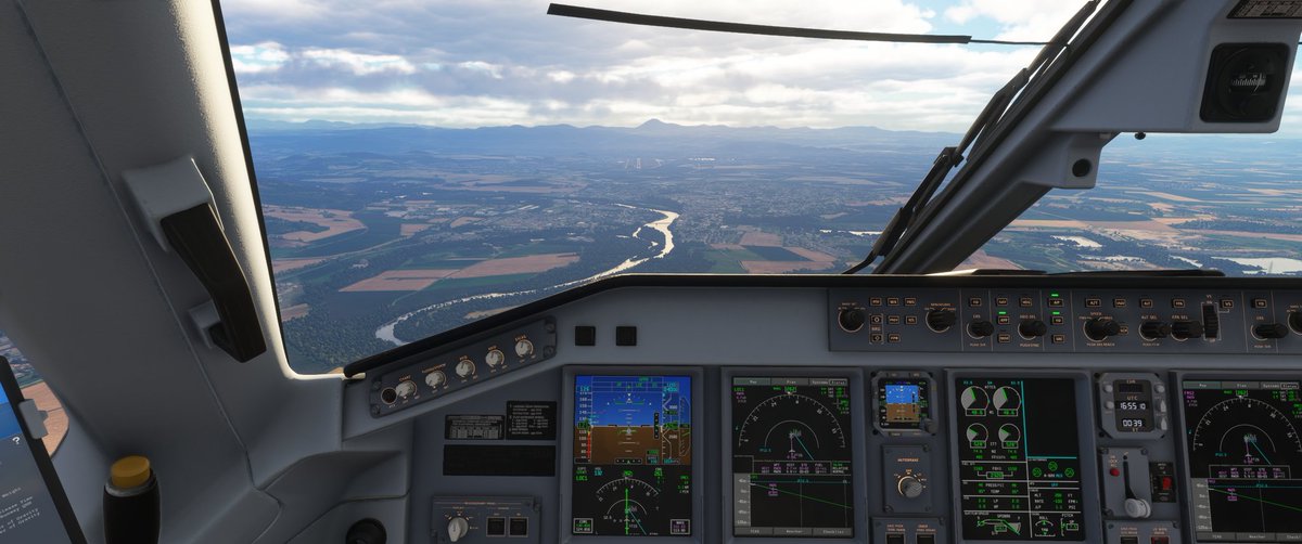 Fatcat742's tweet image. Grâce à Trake❤️ je peux profiter pleinement de mon E-jet 170 avec un Paris Clermont-Ferrand un vrai régal 
#MSFS2024