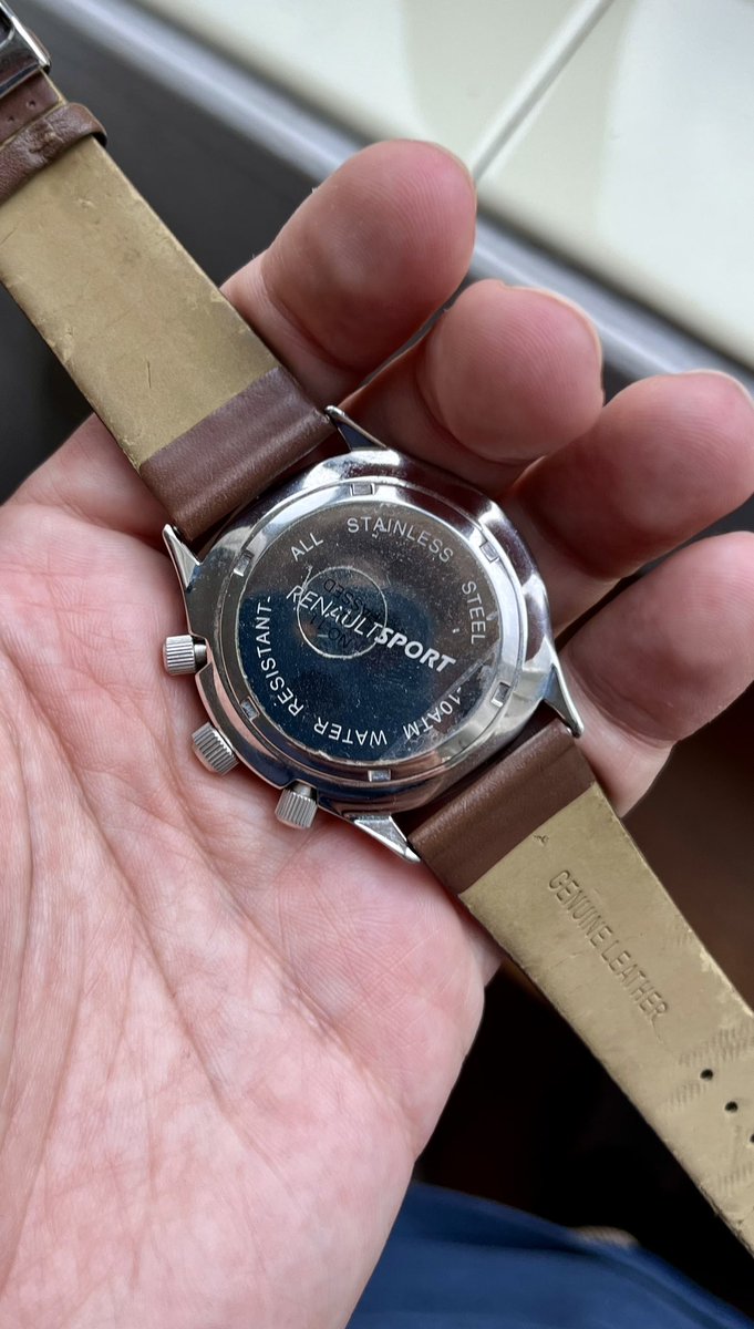 BelleMecanique_'s tweet image. ➡️VENTE: 160€ 

Rare chronographe #Renault Sport tout en acier à Quartz, circa 2000 🚗

Belles lunettes internes et externes brossées. Joli cadran d’inspiration 70’
Fonction chronographe et date rapide

42mm de diamètre 
Calibre Miyota japonais
Pile neuve
Fonctionne parfaitement