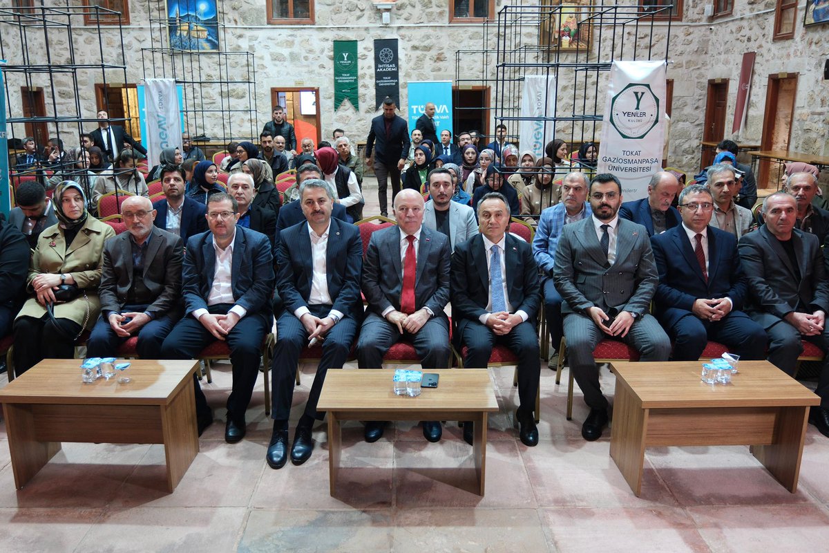 profdrfatihylmz's tweet photo. 🎓 İhtisas Akademi Lansman Toplantısı, Anadolu’nun İlk Medreselerinden Yağıbasan Medresesi’nde Gerçekleşti

Tokat Gaziosmanpaşa Üniversitesi ve TÜGVA iş birliğiyle hayata geçirilen İhtisas Akademi 2026 Lansman Programı kapsamında, Erzurum Büyükşehir Belediye Başkanı Sayın Mehmet Sekmen’i üniversitemizde ağırladık.

Sayın Başkanımızın gerçekleştirdiği “Şehir, Medeniyet ve Kültür” konulu söyleşi, gençlerimiz için son derece ufuk açıcı ve ilham verici oldu. İhtisas Akademi’nin; gençlerimizin belirli alanlarda derinleşmelerine imkân sunan, akademik gelişimlerine katkı sağlayan nitelikli bir eğitim modeli olduğunu bir kez daha vurguladık.

Bu anlamlı programın, Anadolu’nun ilk medreselerinden biri olan ve 12. yüzyılda Nizameddin Yağıbasan tarafından inşa ettirilen Yağıbasan Medresesi’nde gerçekleştirilmiş olması, İhtisas Akademi’nin ruhuna ayrı bir anlam katmıştır.

Açılış konuşmamda da ifade ettiğim üzere; bu tür programlarla gençlerimizin sadece akademik değil, aynı zamanda sosyal ve kültürel gelişimlerine de katkı sunmayı önemsiyoruz.

Nazik ziyaretleri ve kıymetli katkıları dolayısıyla Sayın Başkanımıza teşekkür ediyorum.

#gaziosmanpaşaüniversitesi #TÜGVA #İhtisasAkademi #ŞehirMedeniyetKültür #ToplumsalKatkı