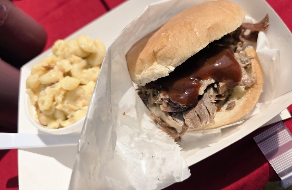 PhotoZorn_TV's tweet image. Wow! I'm eating some fantastic BBQ in #Cartersville at @BBQandBrews Festival. 150+ vendors and food tents. #Pork #Brisket Mac&amp;amp;Chz Hot Link, it's all delicious.