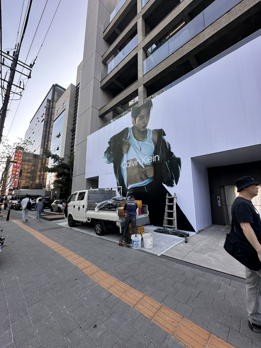 joonsocket's tweet photo. ahjussi MOVEEEEEE https://t.co/ykMNT4g490
