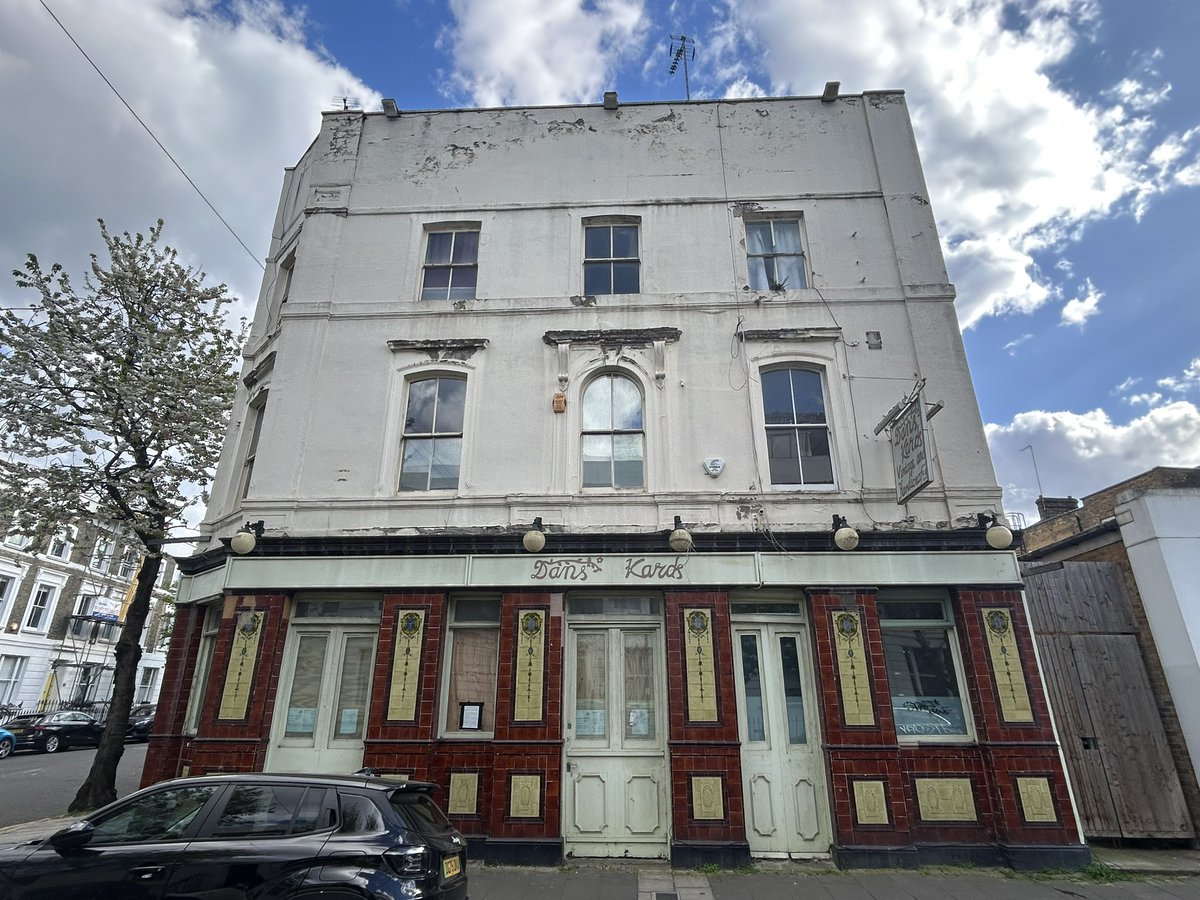 PubsSaving's tweet image. The Florence #pub still lies vacant. Anyone know what is going on? This would be perfect as a pub, just off Upper Street, lots of foot fall! Not a suitable site for a shop. Please can someone take this on! #closedpubs #pubstolet #islington