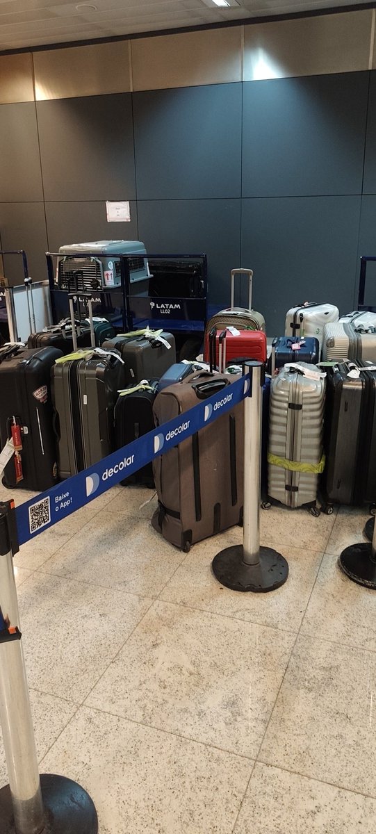 Cami_MacLeod's tweet photo. A @LATAM_CHI @LATAM_BRA @LATAMAirlines  no se le ocurre mejor idea que venga a buscar mi maleta perdida hace 4 días... He perdido mis herramientas de trabajo, mi ropa, artículos de valor... Y la respuesta... Estamos trabajando para encontrarla!!! Y mi tiempo, quién lo devuelve? https://t.co/gjtPHhqvZh