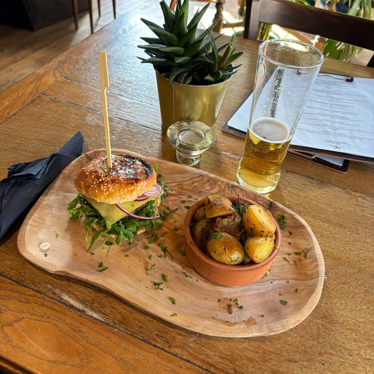 LondonPubMap's tweet image. The newly reopened Star in Highgate. A stunning backstreet local, with wonderful people at the helm, laid-back surroundings, and a superb pint and burger. 👏👏👏

#star #highgate #londonpubs