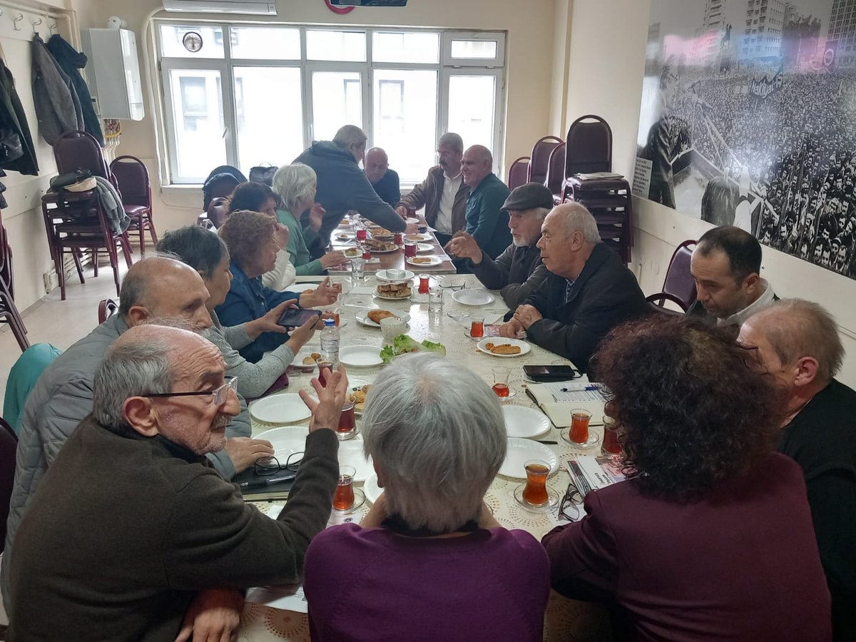 n_tavr52206's tweet photo. Emeklinin Sesi Derneği olarak Eskişehir toplantımızı gerçekleştirdik. Toplantımıza katılan DİSK Dev Emekli sen Eskişehir yönetim kurulu ve üyelerine, bürosunu toplantımıza tahsis eden Nakliyat-İş Eskişehir şubesine teşekkür ederiz. https://t.co/euATOUI94r