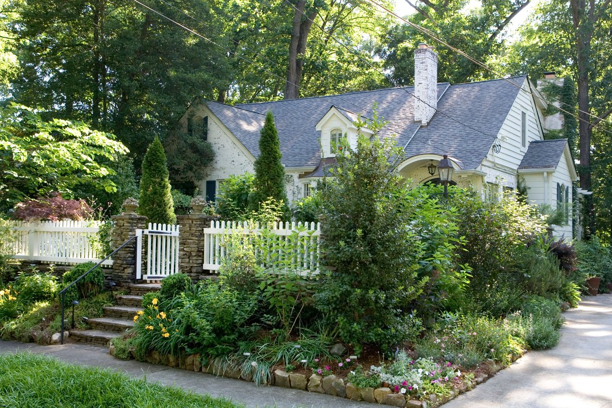 LandscapingAZ's tweet image. When is the best time to start a landscaping project? Get the info you need from Better Homes &amp;amp; Gardens #landscapingproject #landscapedesign bit.ly/4sWsJXx