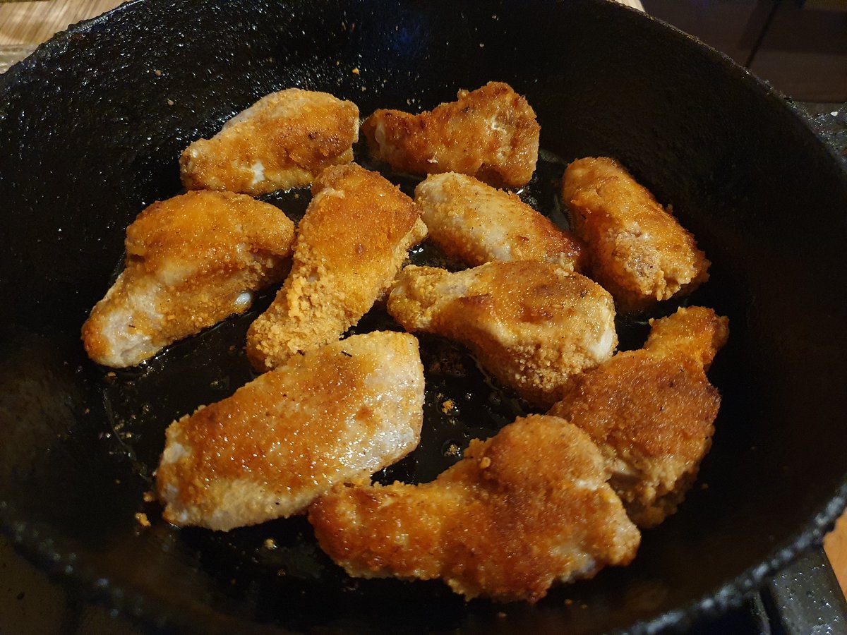 J0hn_3Volta's tweet image. крылышки обжарил на сковороде и довёл в аэрогриле 

греча на гарнир и острый соус

кушайте вкусно готовьте с удовольствием❤️ 

#едадлянищих 
#comfortfood