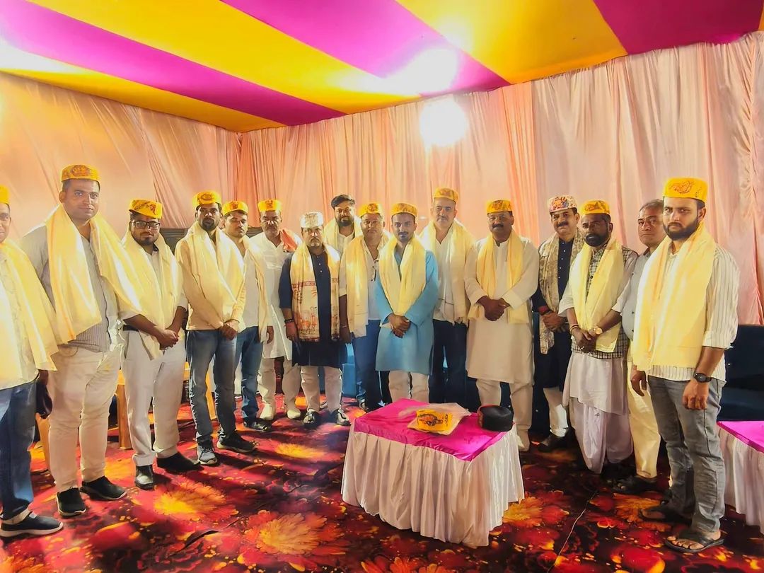 ShamsherAlam70's tweet photo. आज अपने पंचायत तमुरिया गांव के निवासी बड़े भाई श्र विवेक कुमार ठाकुर जी के बड़े भैया के तिलक समारोह में सम्मिलित हुआ। यह पावन अवसर पर पारिवारिक स्नेह और उत्साह से परिपूर्ण रहा। सभी परिजनों और उपस्थित अतिथियों के साथ इस मंगलमय आयोजन में शामिल होकर अत्यंत प्रसन्नता हुई। https://t.co/YGGzN4zj6c