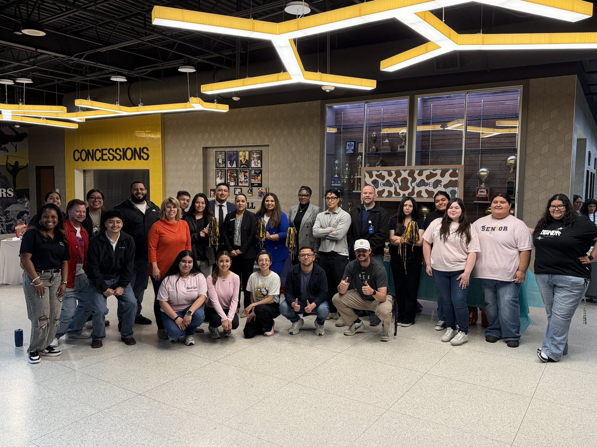 The_Mooralorian's tweet photo. Great event today at Irving High, the Entrepreneurship Showcase was a huge hit! I love seeing the entrepreneurship spirit in these young adults. https://t.co/AfH6rbfZDS