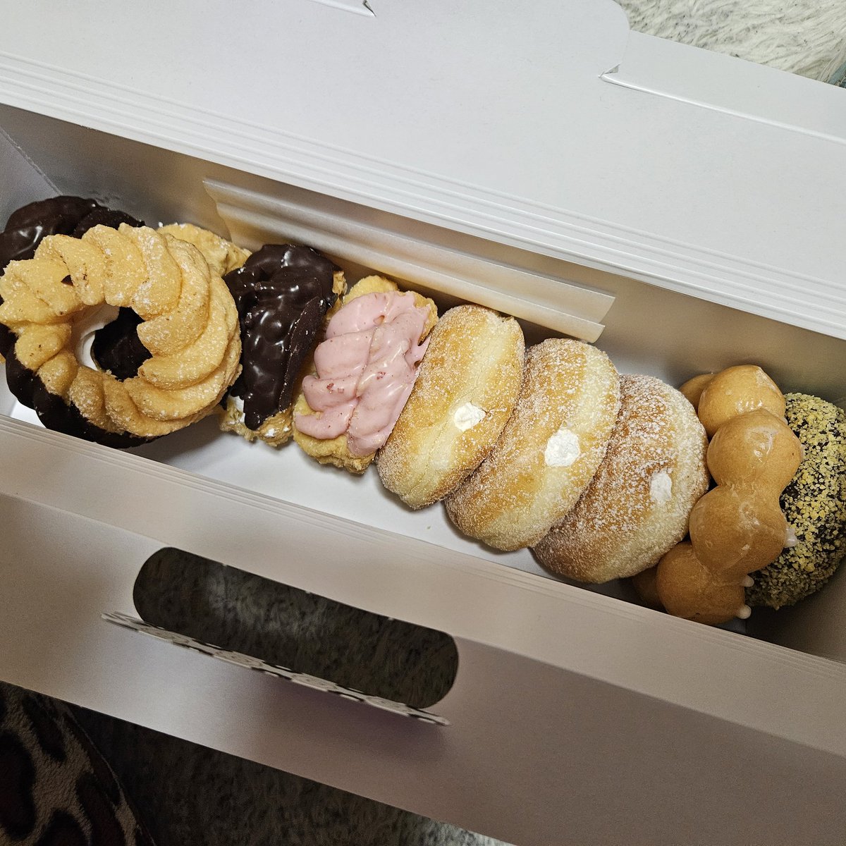 yanikasu_44's tweet photo. ゆるさんに誕プレで買ってもらった😳🎁💞
(*´▽`人)ｱﾘｶﾞﾄｳ♡
美味しく頂きます😋 https://t.co/44OCr1kPHk