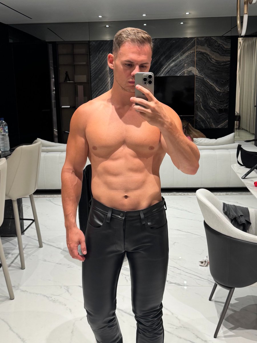 The feeling of tight leather trousers is indescribable.