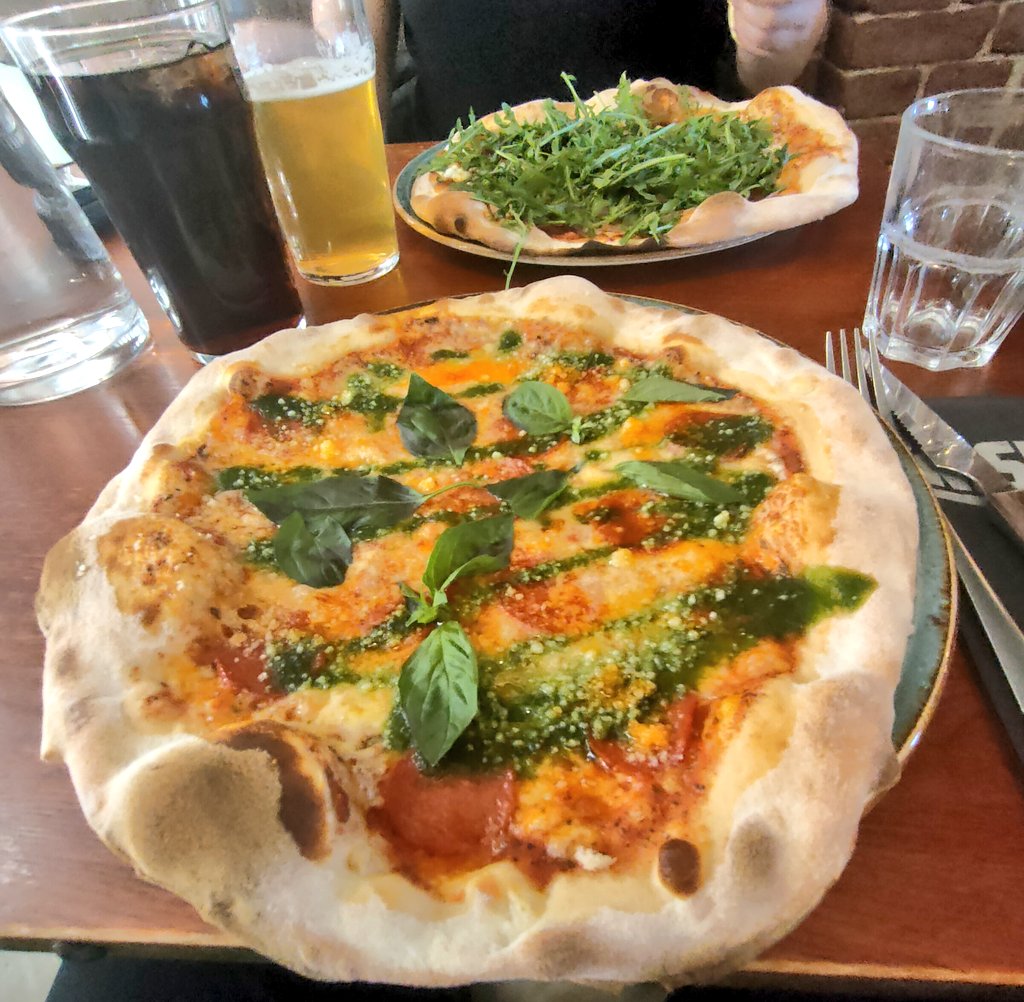 IamHula's tweet image. Lounaaksi Albert peltileipä (ahvenanmaalaisittain) eli pizza ravintola Niskassa Katajanokalla.
Täytteenä pepperone, parmesan, jalapenohunaja ja basilika. Ravintola nimetty kuuluisan salakuljettaja Algoth Niskan mukaan. On hyvät pizzat. #lunch 🍕😋