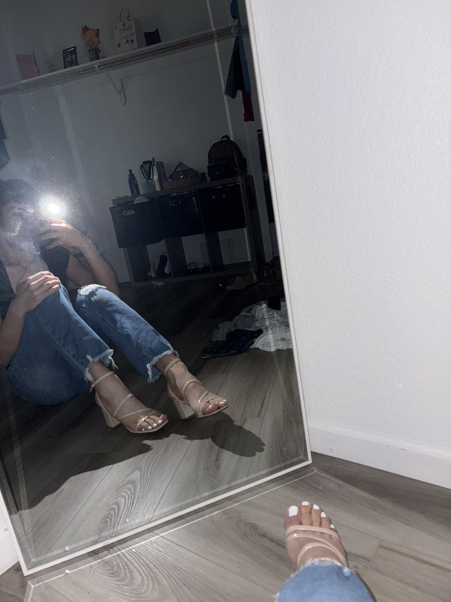 gxbr_zl's tweet photo. who loves my toes 😅 https://t.co/bstLQRWFYE