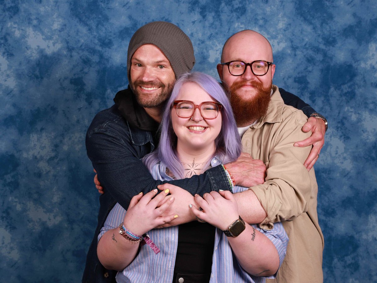 zainbitchies's tweet photo. look at him!! his smiley face 🥹 @jarpad 

so happy that my big brother finally met Jared since we discovered the show together !! 

see you tomorrow comic con 😎 
#comicconfrance #spnfamily https://t.co/H6QFHBNSE3