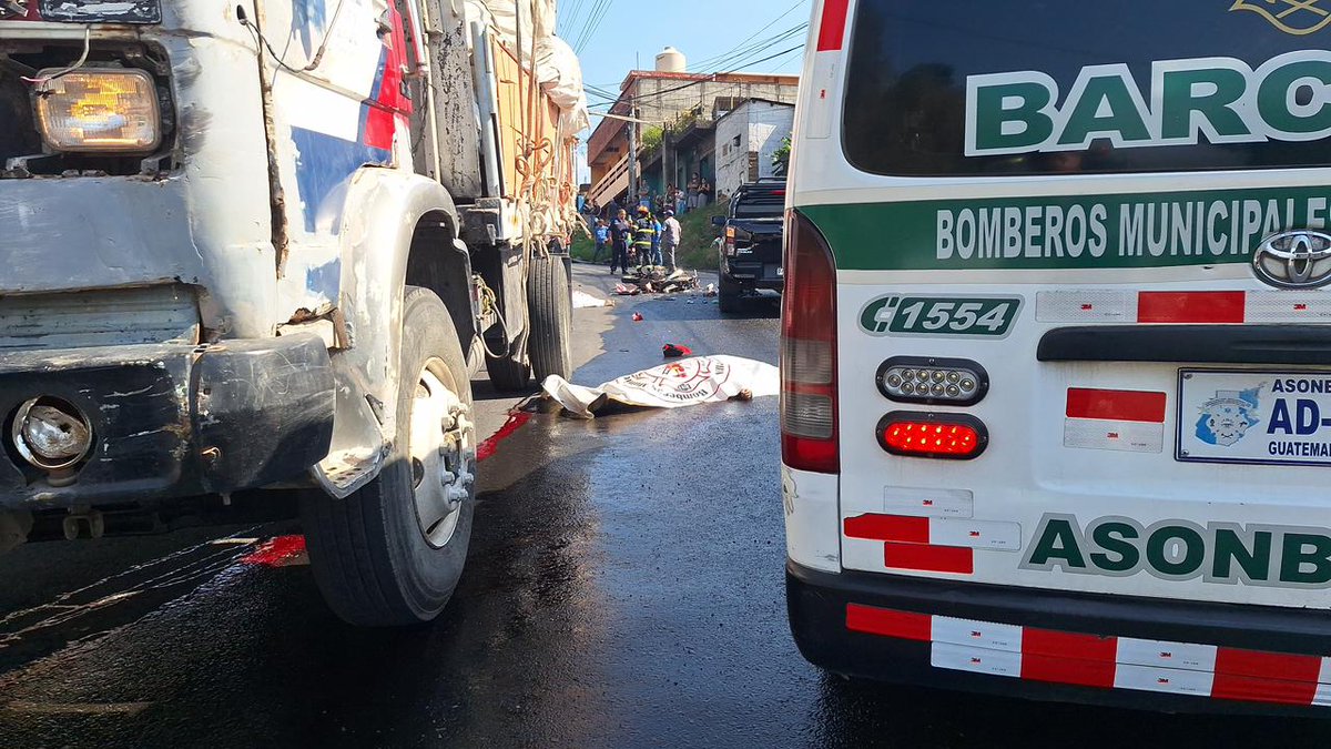 Noti7Guatemala's tweet image. 🚨#Accidente deja dos fallecidos en #VillaNueva.

Un fuerte accidente de tránsito se registró en la bajada de Zope, en la ruta que comunica Bárcenas, Villa Nueva, hacia Santa Lucía Milpas Altas.

🏍️ Según información preliminar, dos hombres que se conducían en motocicleta