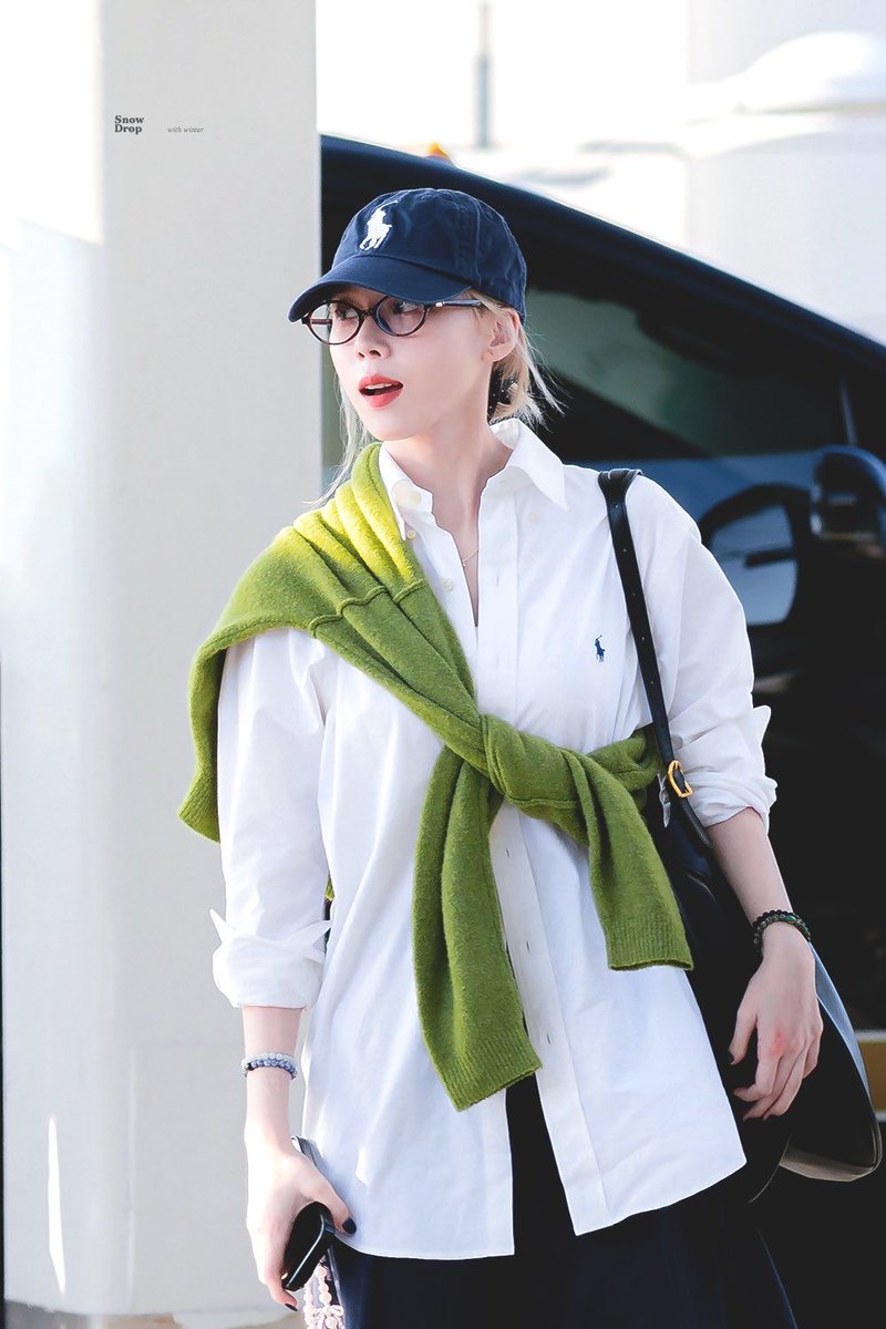 hourly winter tweet media