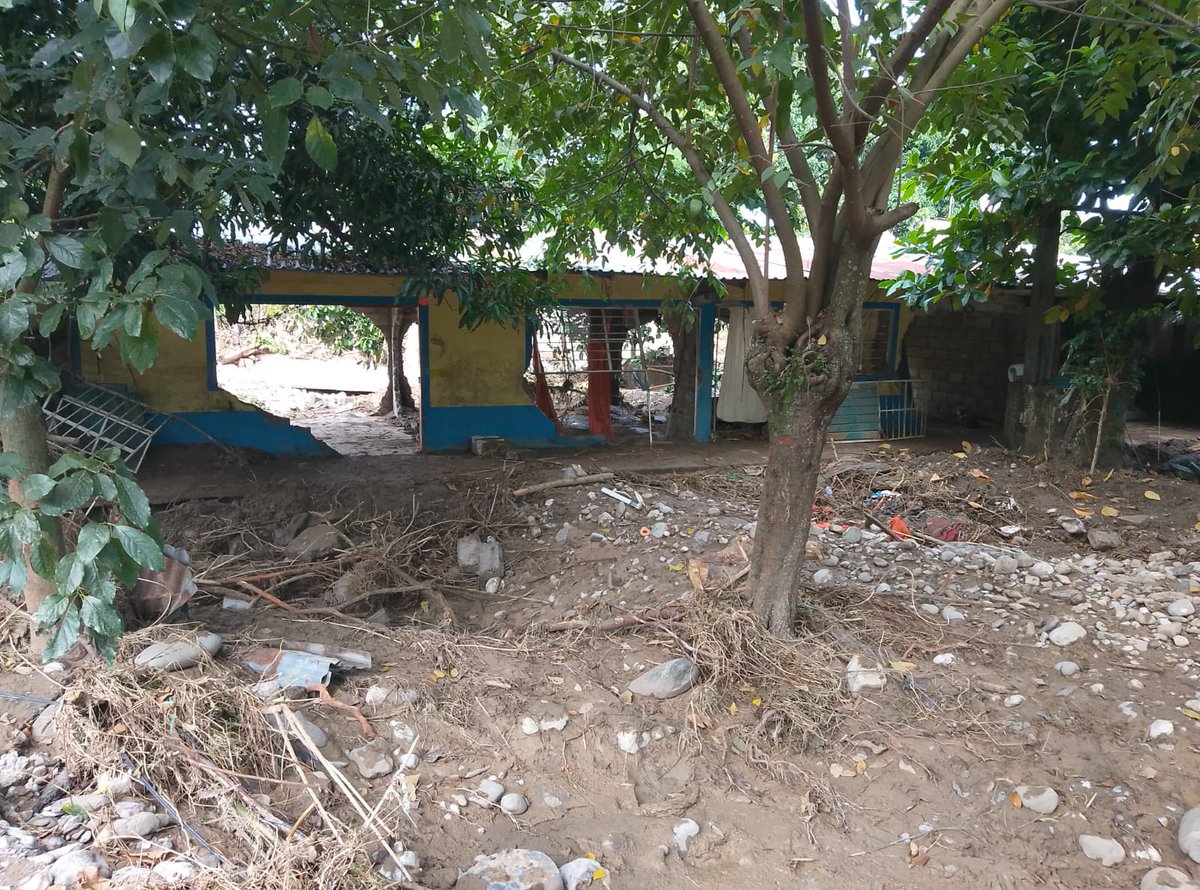 amarilloalarcon's tweet image. ‼️En La Ceiba -Villa Avila Camacho- hay #PeligroLatente
Autoridades de #Puebla, del mpio. de Ávila Camacho y @Conagua
Llevan meses sin DESAZOLVAR ni DRAGAR 
el Arroyo Silima Y
el Río San Marcos 

En octubre las trombas provocaron #Caos en la comunidad La Ceiba, norte de Puebla