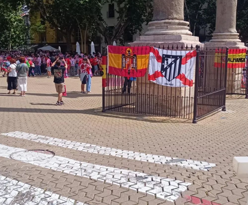 El problema no es que venga gente de fuera a una final.

El problema es que Sevilla se ponga firme con el bar de barrio y se vuelva muda cuando le convierten las calles en un vertedero.

Basura, botellón, descontrol y simbología que debería dar vergüenza ver colgada en una ciudad