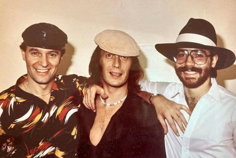 LuizSantosMusic's tweet image. John McLaughlin, Paco de Lucía and Al Di Meola-The Guitar Trio, one of the most influential acoustic ensembles in music history, fusing #jazz , #flamenco and #classical music with unmatched technique.