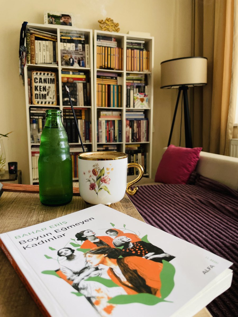 #kitap #kahve #haftasonu 
Hem şahsım hem de mesleğim için son günlerde yaşananlarla başa çıkabilme yolum 📖
