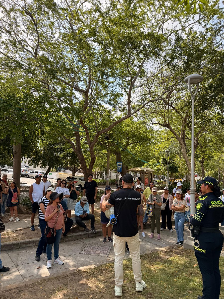 ¡Así se camina el arte en El Prado! 🙌🏼

Recorrimos sus callejones llenos de murales: historia viva, talento barranquillero y una ciudad que se transforma al recuperar espacios para el disfrute de todos. #BarranquillaEstáDeModa