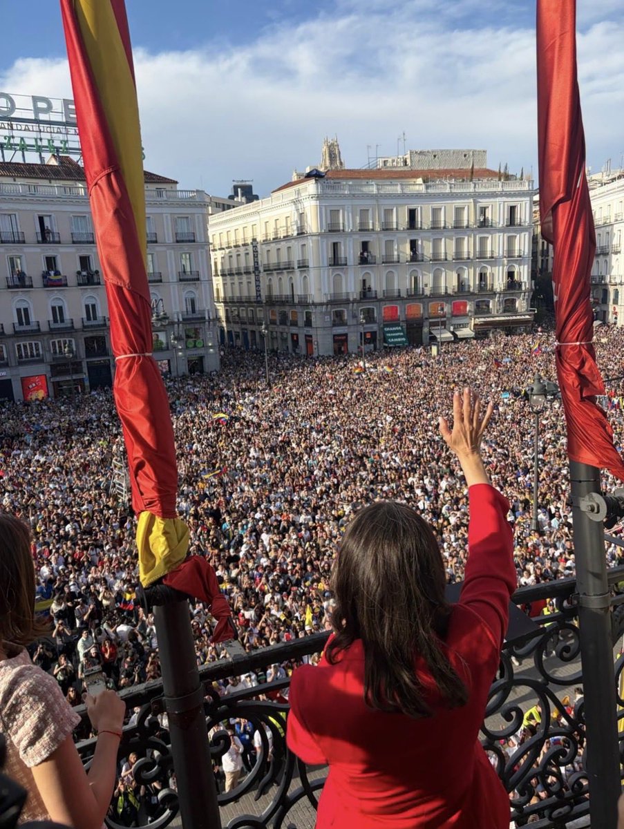 While Delcy Rodriguez tries to imitate her by wearing blue, María Corina reclaims red (the color historically associated with chavismo)

Something to think about